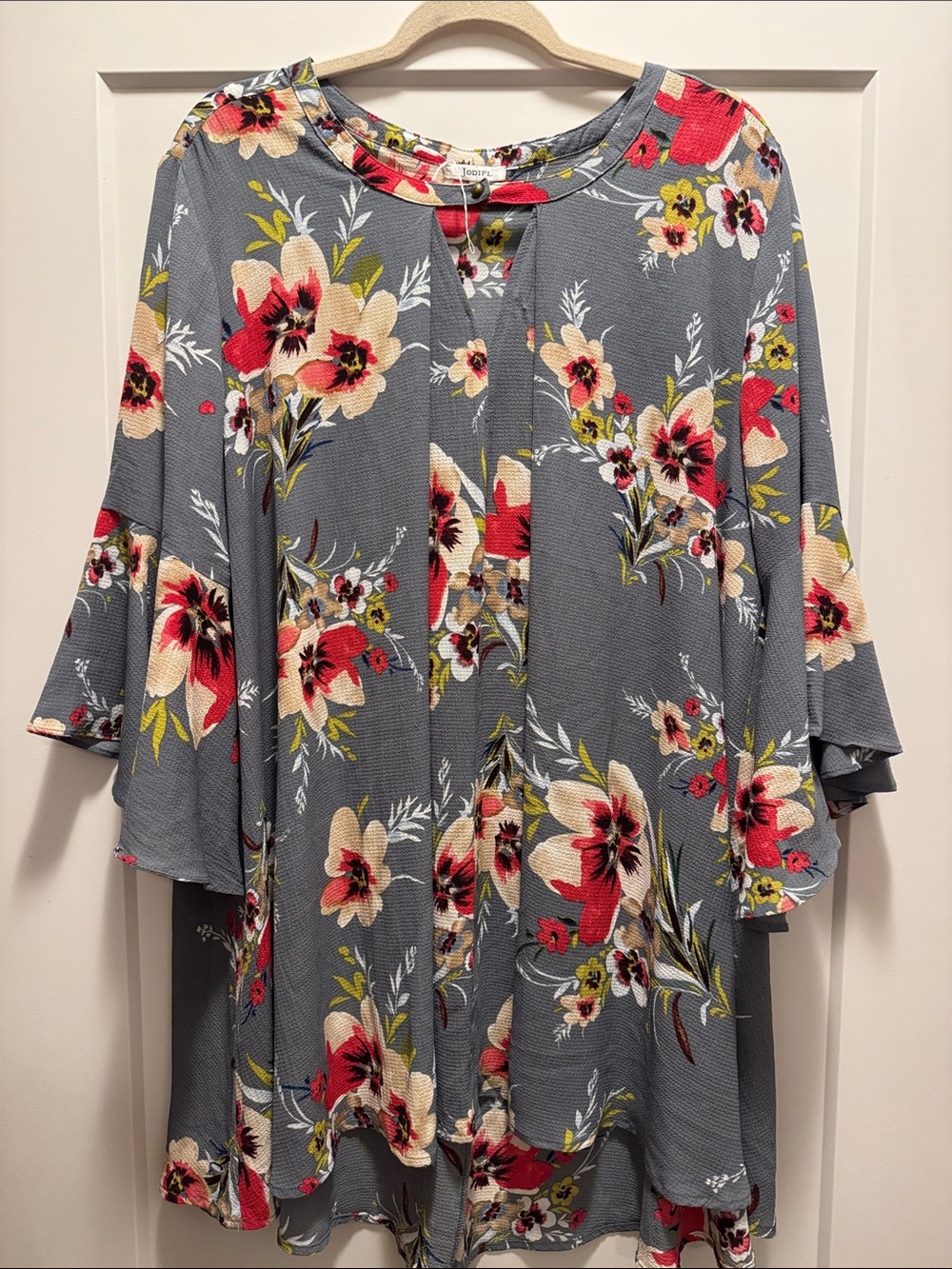 JODIFL Grey Floral Flutter-Sleeve Oversized Tunic with Red & Cream Blooms M NWOT